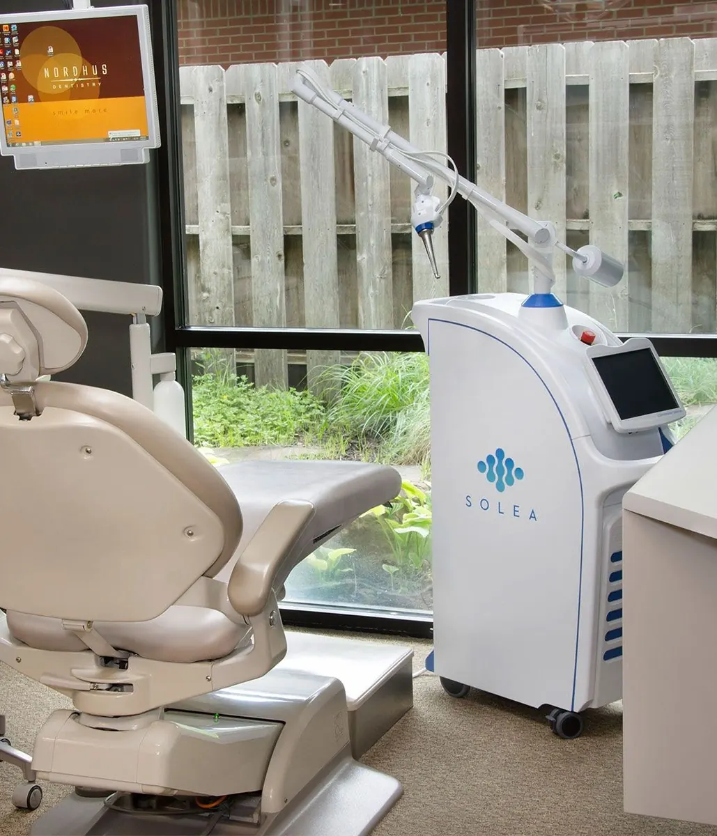 A treatment room at Nordhus Dentistry with the CO2 dental laser beside the chair.